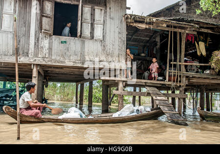 Les routes, les champs agricoles et les maisons sont submergées par l'eau pendant une inondation dans le Delta de l'Irrawaddy au Myanmar (Birmanie). Banque D'Images