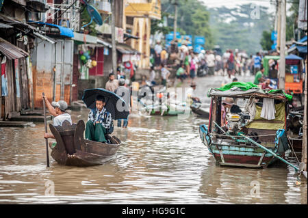 Les routes, les champs agricoles et les maisons sont submergées par l'eau pendant une inondation dans le Delta de l'Irrawaddy au Myanmar (Birmanie). Banque D'Images