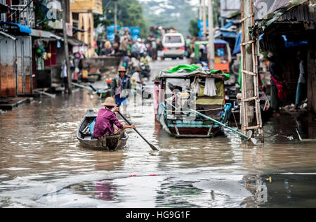 Les routes, les champs agricoles et les maisons sont submergées par l'eau pendant une inondation dans le Delta de l'Irrawaddy au Myanmar (Birmanie). Banque D'Images