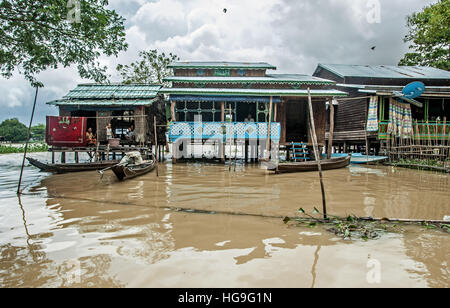 Les routes, les champs agricoles et les maisons sont submergées par l'eau pendant une inondation dans le Delta de l'Irrawaddy au Myanmar (Birmanie). Banque D'Images