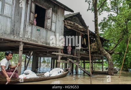 Un voyage par bateau pendant les inondations dans le delta de l'Irrawaddy en Birmanie Banque D'Images