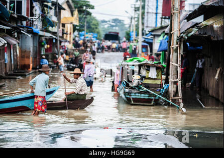 Un voyage par bateau pendant les inondations dans le delta de l'Irrawaddy en Birmanie Banque D'Images