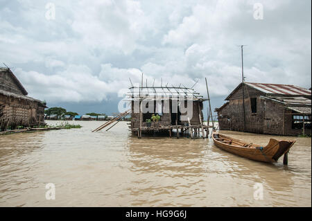 Un voyage par bateau pendant les inondations dans le delta de l'Irrawaddy en Birmanie Banque D'Images