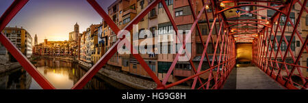 Cathédrale de Gérone vue du pont Eiffel, Catalogne, Espagne Banque D'Images