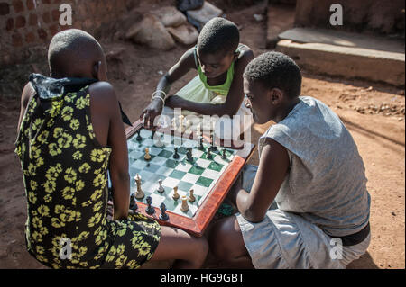 Les enfants jouent aux échecs dans Katwe slum, Kampala, Ouganda Banque D'Images