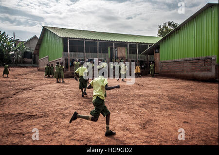 Les étudiants jouent à un pont International School en Ouganda Banque D'Images