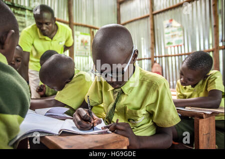 Bridge International Academies étudiants en classe dans une école à Kampala, Ouganda Banque D'Images