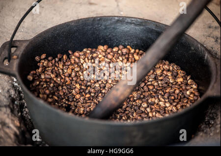 La transformation du café est de l'Ouganda Banque D'Images