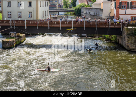 Les touristes sur un pont et kayak slalom sur la rivière Regnitz, Bamberg, Bavière, Allemagne, Europe Banque D'Images