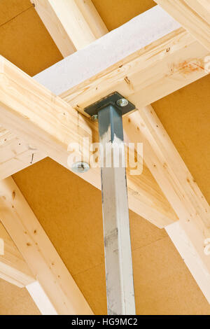 Droit à l'intérieur d'un cadre en bois de construction charpente sur une maison neuve Banque D'Images