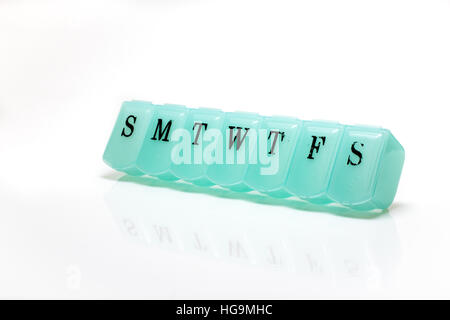 Comprimé verdâtre fort isolated on white Banque D'Images