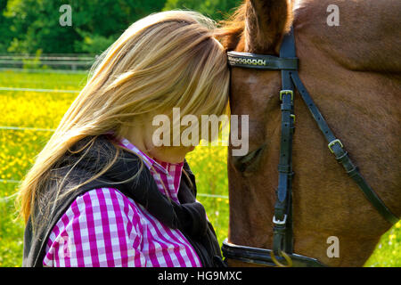 Portrait of teenage girl aime son cheval Banque D'Images