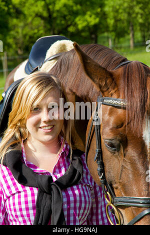 Portrait of a happy girl et son cheval Banque D'Images