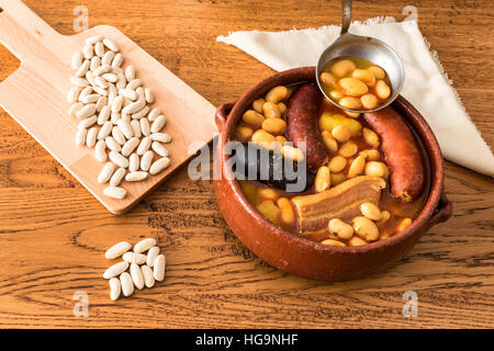 Fabada Asturiana (ragoût de haricots Asturiens avec bacon, saucisses et boudin) Banque D'Images