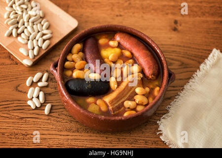 Fabada Asturiana (ragoût de haricots Asturiens avec bacon, saucisses et boudin) Banque D'Images