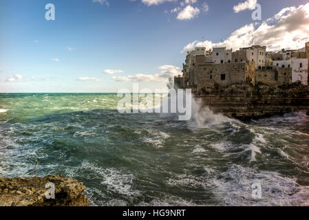 Polignano a Mare, l'incroyable village sur les rochers, le long de la mer dans les Pouilles, sud de l'Italie Banque D'Images