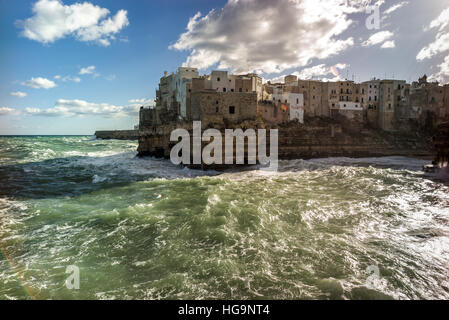 Polignano a Mare, l'incroyable village sur les rochers, le long de la mer dans les Pouilles, sud de l'Italie Banque D'Images