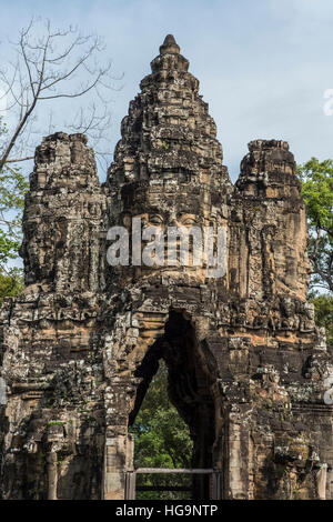 Trésors de l'ancienne Angkor et les portes de la ville avec la tour face à Angkor Thom Banque D'Images