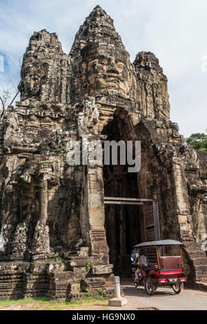 Trésors de l'ancienne Angkor et les portes de la ville avec la tour face à Angkor Thom Banque D'Images