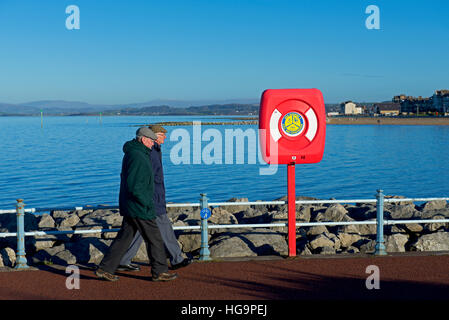 Deux hommes marchant sur la promenade, Morecambe, Lancashire, England UK Banque D'Images