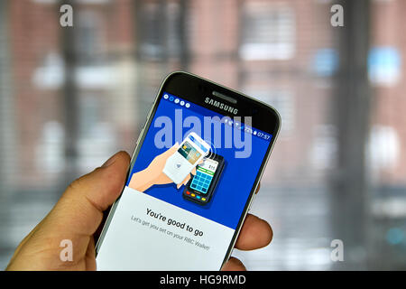 Montréal, Canada - le 23 décembre 2016 : paiement NFC android application sur Samsung S7 écran. Banque D'Images