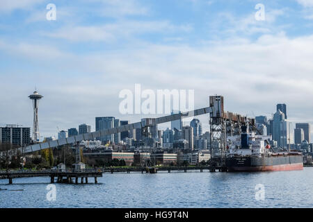 Seattle Grain Terminal avec le centre-ville de gratte-ciel en arrière-plan Banque D'Images