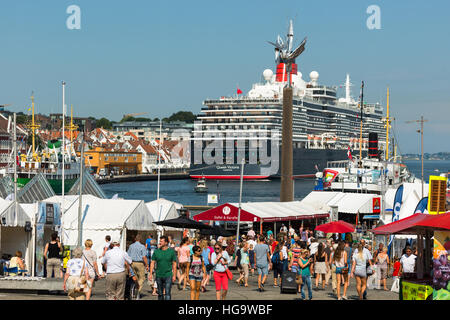 Port de Stavanger, Norvège avec le navire de croisière Queen Victoria à l'arrière. Banque D'Images