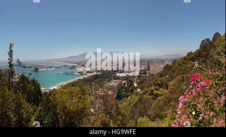 Malaga, la province de Malaga, Costa del Sol, Andalousie, Espagne du sud. Vue générale en direction du centre-ville de l'Parador National. Banque D'Images