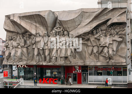 Minsk, Belarus - 6 Avril, 2016 : Bas-relief de l'époque soviétique sur l'ancienne façade immeuble sur rue Nemiga à Minsk, Bélarus Banque D'Images