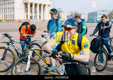 Gomel, Bélarus - 10 Avril 2015 : les jeunes cyclistes dans les vêtements de sport pour le cyclisme à l'ouverture de la saison cycliste dans la ville Banque D'Images