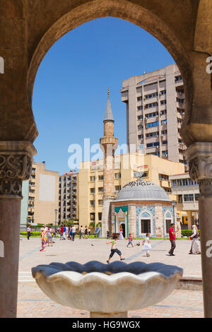 La province d'Izmir, Izmir, Turquie. Konak Square. Les Yali, ou Mosquée Konak vue à travers une arche de la tour de l'horloge. Banque D'Images