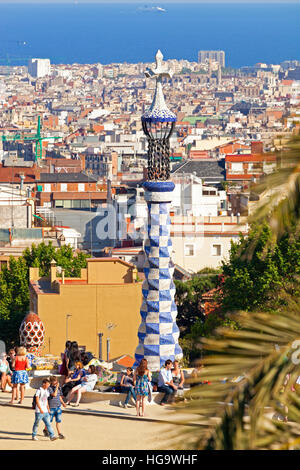 Barcelone, Espagne. Parc Güell. Gran Plaça circulaire. Le Central Plaza. La ville de Barcelone en arrière-plan. Guell Park a été conçu par Antoni Gaudi Banque D'Images