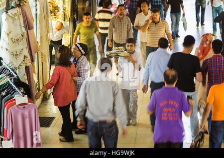 Istanbul, Turquie. Shopping dans une zone de passage de l'Kapali Carsi, le Grand Bazar. La prestation de garçon de collations. Banque D'Images