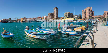 Fuengirola, Costa del Sol, la province de Malaga, Andalousie, Espagne du sud. Bateaux dans port de pêche. Banque D'Images