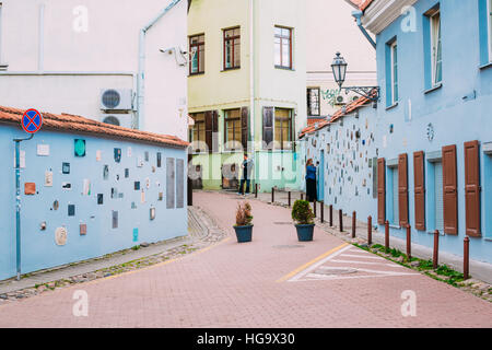 Vilnius, Lituanie - le 7 juillet 2016 : Les gens marche sur Literatu Street - une des plus vieilles rues de la vieille ville de Vilnius, Lituanie. Littéraire c mur Banque D'Images