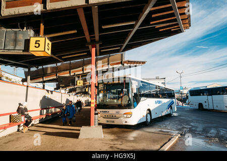 Riga, Lettonie - décembre 1, 2016 : autobus stationnés à la Gare Routière Internationale de Riga, la station de bus. Les personnes en attente de départ du bus. Banque D'Images