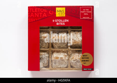 Sachet de M&S 9 piqûres Stollen isolé sur fond blanc Banque D'Images