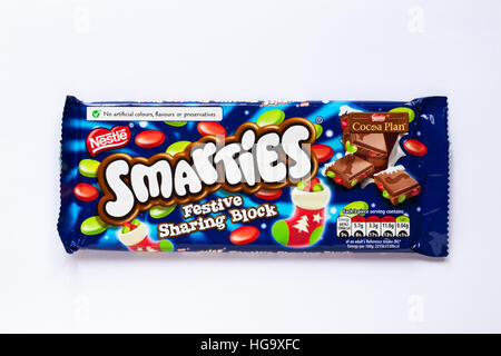 Bar de Smarties Nestlé partage fête du chocolat bloc isolé sur fond blanc Banque D'Images