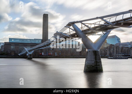 Millennium Bridge et la Tate Modern Art Gallery de Londres Banque D'Images