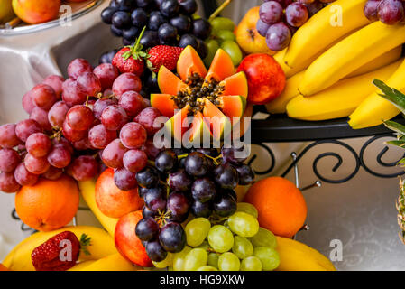 Différents types de raisins, la papaye et la banane sur une table Banque D'Images