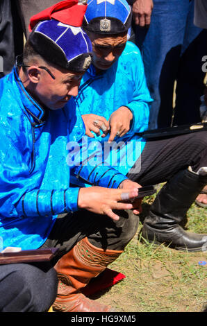 Knuckle-bone joueurs dans leurs tenues traditionnelles. Banque D'Images