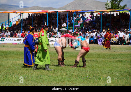 La lutte, l'un des trois jeux de Naadam à Moron. Banque D'Images