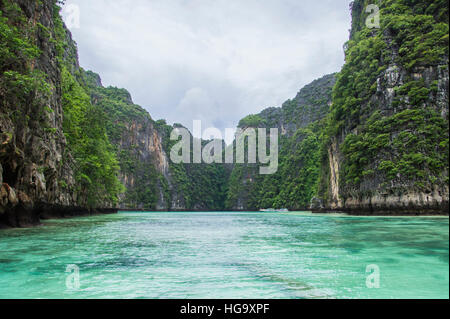 Beaux rochers montagne et mer cristalline à Krabi, Thaïlande Banque D'Images