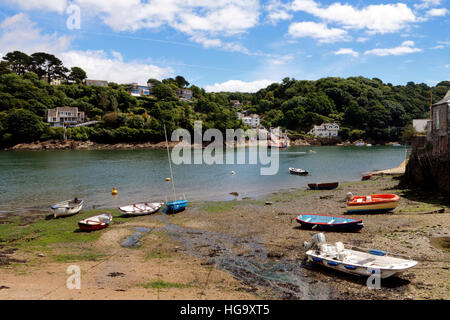 Bateaux de pêche dans le port de Fowey, Cornwall en Angleterre Banque D'Images