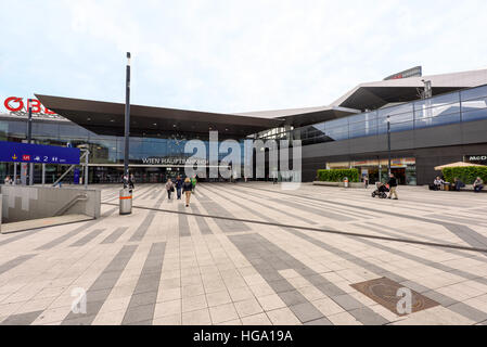 Vienne, Autriche - 18 MAI 2016 : Façade de la gare principale de Wien avec OBB logo entreprise et personnes Banque D'Images