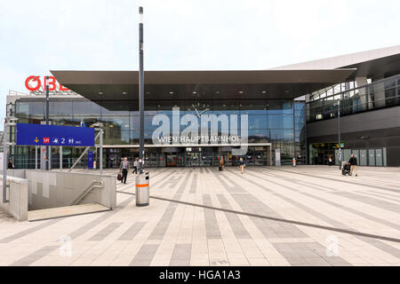 Vienne, Autriche - 18 MAI 2016 : Façade de la gare principale de Wien avec OBB logo entreprise et personnes Banque D'Images