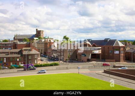 Vue depuis le château de Carlisle de château. Tullie House Museum (à droite) et de la cathédrale au loin. Carlisle, Cumbria, Angleterre Banque D'Images