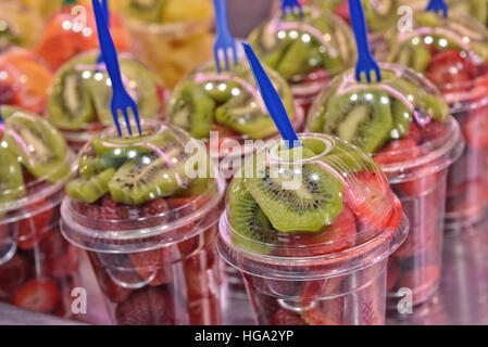 La salade de fruits dans des verres en plastique en plein air cafe Banque D'Images