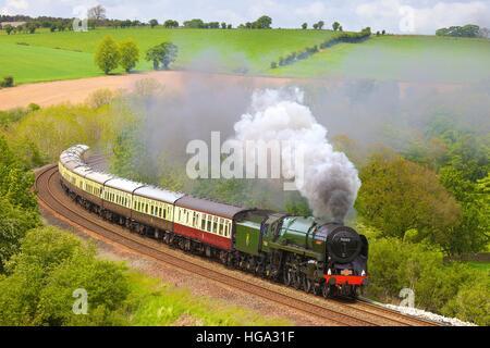 Train à vapeur Britannia sur le remblai à bas Bois Baron, ferme, s'installer à Carlisle Armathwaite ligne de chemin de fer, Eden Valley, Cumbria, England, UK. Banque D'Images