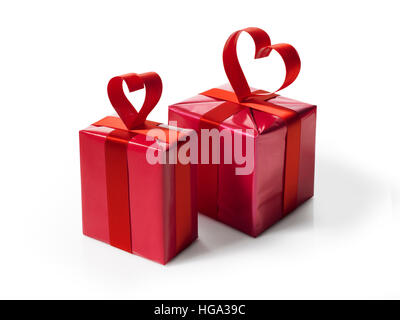 Boîte cadeau rouge rouge en forme avec hart ribbon bow, isolated on white Banque D'Images
